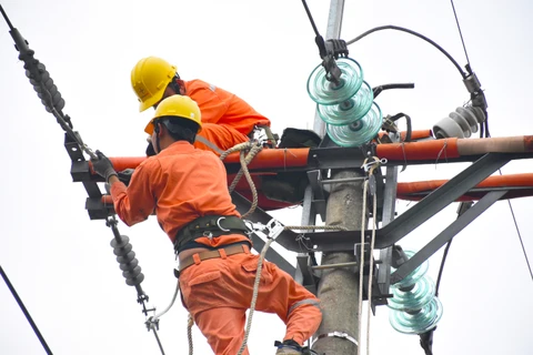 Nhân viên EVNHANOI bảo dưỡng đường dây, sẵn sàng cho việc cung ứng điện các tháng mùa khô. (Ảnh: PV/Vietnam+)