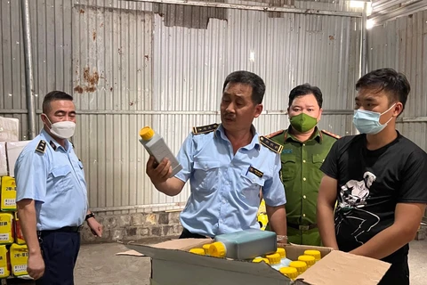 Lực lượng Quản lý thị trường Hà Nội phối hợp với cơ quan chức năng triệt phá một kho hàng thuốc bảo vệ thực vật giả. (Ảnh: PV/Vietnam+)