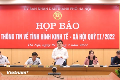 Chánh Văn phòng Ủy ban Nhân dân thành phố Hà Nội Trương Việt Dũng phát biểu tại phiên họp báo. (Ảnh: Xuân Quảng/Vietnam+)