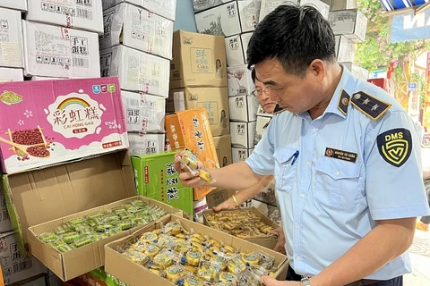 Lực lượng Quản lý thị trường Hà Nội kiểm tra cơ sở kinh doanh bánh Trung thu trên địa bàn huyện Hoài Đức. (Ảnh: PV/Vietnam+)