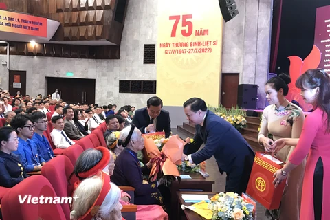 Bí thư Thành ủy Hà Nội Đinh Tiến Dũng thăm hỏi các Mẹ Việt Nam anh hùng. (Ảnh: Xuân Quảng/Vietnam+)
