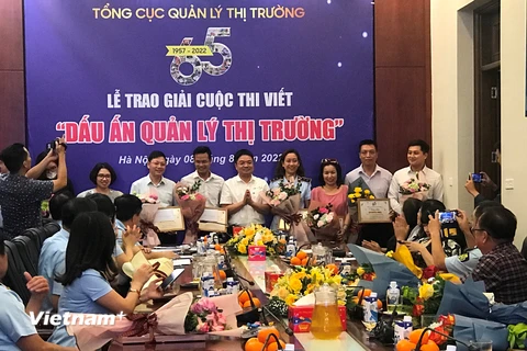 Phóng viên Thông tấn xã Việt Nam giành 2 giải Khuyến khích Cuộc thi viết "Dấu ấn Quản lý thị trường." (Ảnh: Đức Duy/Vietnam+)