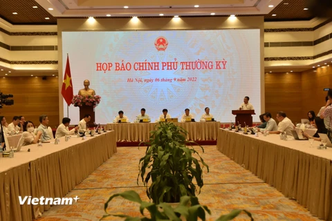 Phiên họp báo do Văn phòng Chính phủ tổ chức tối 6/9. (Ảnh: Đức Duy/Vietnam+)