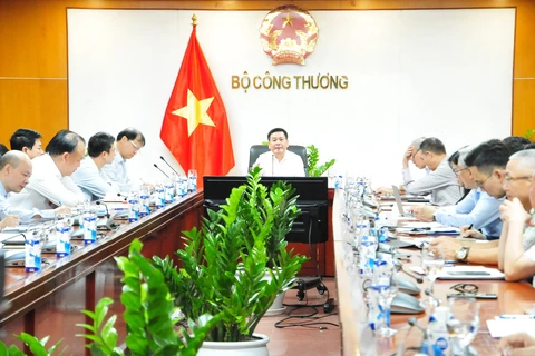 Bộ Công Thương họp bàn về phương án phân giao xăng dầu năm 2023. (Ảnh: PV/Vietnam+)