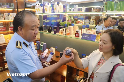 Ông Trần Hữu Linh, Tổng Cục trưởng Tổng cục Quản lý thị trường hướng dẫn cách nhận biết một số sản phẩm bị làm giả. (Ảnh: Minh Anh/Vietnam+)