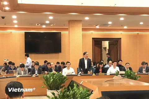 Ông Đỗ Thanh Tùng, Phó Chủ tịch Ủy ban Nhân dân quận Hoàng Mai trả lời câu hỏi của báo chí về quản lý đất đai trên địa bàn quận. (Ảnh: Xuân Quảng/Vietnam+)