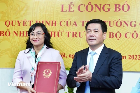 Bộ trưởng Nguyễn Hồng Diên trao Quyết định bổ nhiệm cho đồng chí Thứ trưởng Phan Thị Thắng. (Ảnh: PV/Vietnam+)