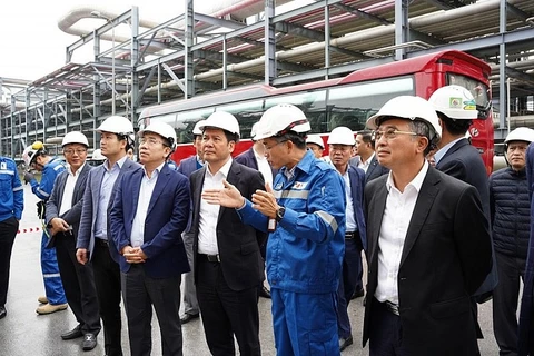 Bộ trưởng Nguyễn Hồng Diên nghe lãnh đạo Nhà máy lọc hóa dầu Nghi Sơn báo cáo, chậm nhất đến đến sáng 15/1 sẽ khắc phục xong sự cố. (Ảnh: PV/Vietnam+)