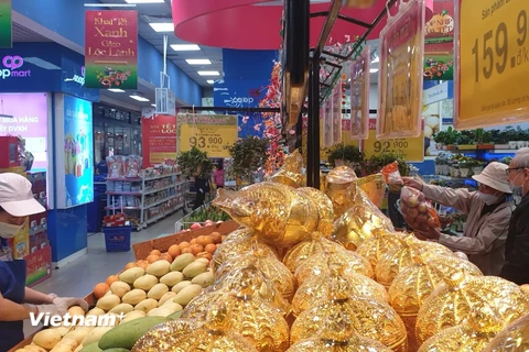 Người dân mua sắm hàng Tết tại siêu thị. (Ảnh: Đức Duy/Vietnam+))