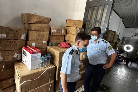 Lực lượng Quản lý thị trường Thành phố Hồ Chí Minh kiểm tra cơ sở kinh doanh nước hoa, mỹ phẩm tại quận Gò Vấp. (Ảnh: PV/Vietnam+)