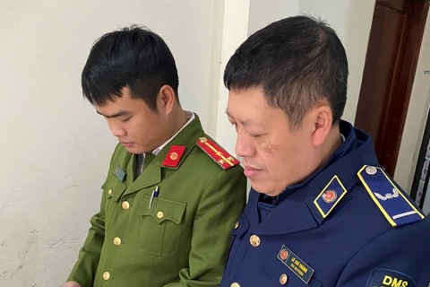 Lực lượng liên ngành của Hà Nội phát hiện và tạm giữ lượng lớn thuốc điều trị bệnh trĩ có dầu hiệu giả mạo nhãn hiệu đã được bảo hộ. (Ảnh: PV/Vietnam+)
