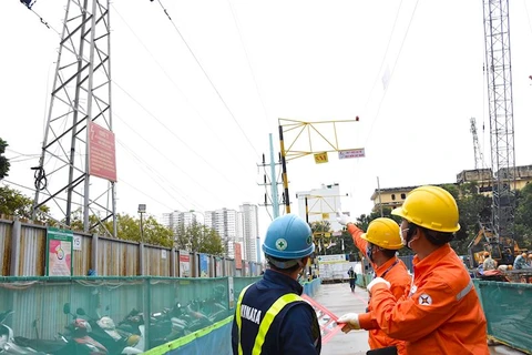 Nhân viên EVNHANOI kiểm tra vận hành lưới điện. (Ảnh: PV/Vietnam+)