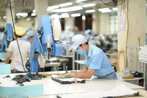Đổi mới công nghệ, tăng năng suất lao động trong ngành dệt may. (Ảnh: Đức Duy/Vietnam+)