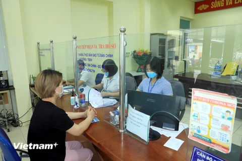 Bộ phận một cửa tại Ủy ban Nhân dân phường Quỳnh Mai, quận Hai Bà Trưng. (Ảnh: Xuân Quảng/Vietnam+)