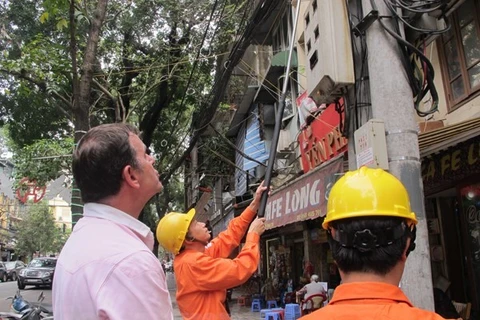 Nhân viên EVN Hà Nội chốt chỉ số công tơ cho khách hàng sử dụng điện. (Ảnh: PV/Vietnam+)