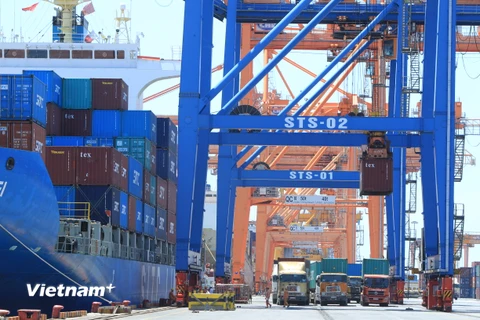 Hoạt động xuất nhập khẩu tại cảng nội địa. (Ảnh: Đức Duy/Vietnam+)
