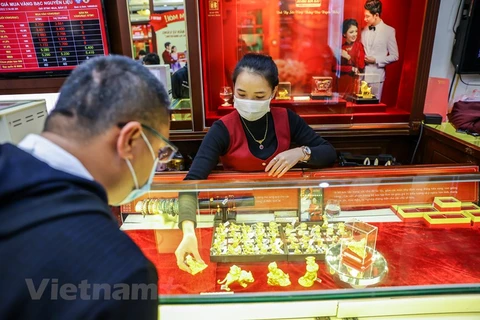 Khách hàng giao dịch vàng tại thị trường Hà Nội. (Ảnh: PV/Vietnam+)