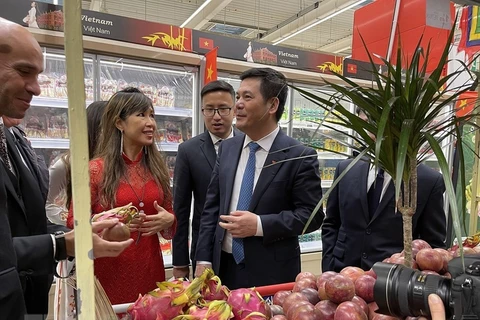 Bộ trưởng Bộ Công Thương Nguyễn Hồng Diên giới thiệu trái cây Việt Nam với khách hàng tham dự sự kiện Tuần hàng Việt Nam tại hệ thống siêu thị Carrefour của Pháp, ngày 4/11/2021. (Ảnh: Nguyễn Thu Hà/TTXVN)