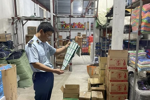 Lực lượng Quản lý thị trường tỉnh Hải Dương đang kiểm tra hàng hóa vi phạm. (Ảnh: PV/Vietnam+)
