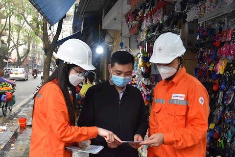 Nhân viên EVNHANOI hướng dẫn người dân các giải pháp tiết kiệm điện. (Ảnh: evnhanoi)