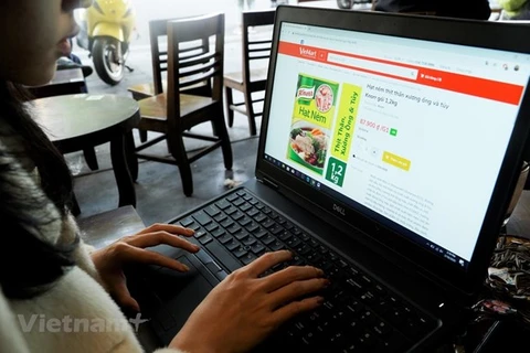 Khoảng 57 triệu đến 60 triệu người Việt Nam tham gia mua sắm trực tuyến với giá trị mua sắm bình quân đầu người từ 260-285 USD. (Ảnh: Vietnam+)