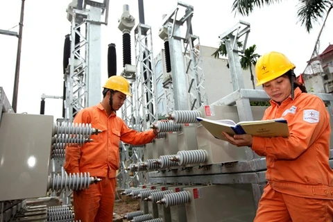 Nhân viên EVN Hà Nội triển khai mở rộng công suất trạm biến áp 110 kV Thường Tín. (Ảnh: PV/Vietnam+) 