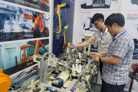 Các doanh nghiệp tham gia tại hội chợ sản phẩm công nghiệp, máy móc thiết bị và tự động hóa Hà Nội năm 2023. (Ảnh: Xuân Quảng/Vietnam+)