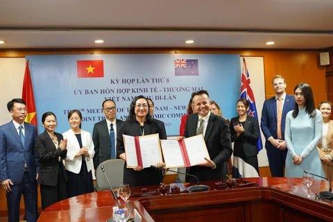 Thứ trưởng Bộ Công Thương Phan Thị Thắng và Thứ trưởng Bộ Ngoại giao và Thương mại New Zealand ký kết Biên bản ghi nhớ Kỳ họp lần thứ 8 Ủy ban Hỗn hợp về Kinh tế và Thương mại Việt Nam-New Zealand. (Ảnh: PV/Vietnam+)