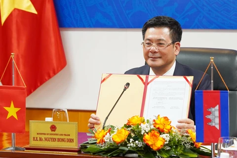 Bộ trưởng Bộ Công Thương Nguyễn Hồng Diên cùng Bộ trưởng Bộ Thương mại Campuchia PAN Sorasak ký Bản Thỏa thuận thúc đẩy thương mại song phương giữa Việt Nam và Campuchia giai đoạn 2023-2024 theo hình thức trực tuyến. (Ảnh: PV/Vietnam+)