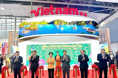 Thứ trưởng Đỗ Thắng Hải cùng lãnh đạo phía Trung Quốc cắt băng khai mạc tại Khu gian hàng Quốc gia Việt Nam tại CISMEF 2023. (Ảnh: Đức Duy/Vietnam+)