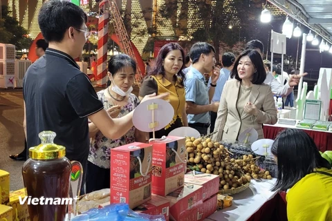 Lãnh đạo Sở Công Thương Hà Nội đi thăm các gian hàng tại hội chợ nông sản vùng miền tổ chức tại Thủ đô. (Ảnh: Đức Duy/Vietnam+)