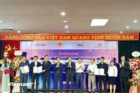 Thứ trưởng Đỗ Thắng Hải cùng ông Choi Joo Ho, Tổng Giám đốc tổ hợp Samsung Việt Nam tại Lễ khởi động Dự án hỗ trợ phát triển nhà máy thông minh đợt 1/2023, (Ảnh: Xuân Quảng/Vietnam+)