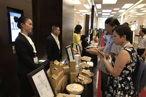 Doanh nghiệp giới thiệu các sản phẩm gạo của Việt Nam với bạn hàng quốc tế. (Ảnh: Đức Duy/Vietnam+)
