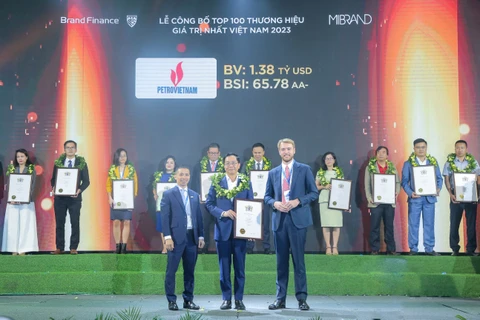 Ông Trần Quang Dũng, Trưởng Ban Truyền thông và Văn hóa doanh nghiệp đại diện PetroVietnam nhận tôn vinh tại chương trình. (Ảnh: PV/Vietnam+)