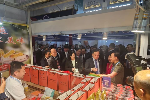 Phó Thủ tướng Chính phủ Trần Lưu Quang thăm quan các gian hàng của doanh nghiệp Việt Nam tham dự hội chợ xuất nhập khẩu Côn Minh lần thứ 27. (Ảnh: Đức Duy/Vietnam+)