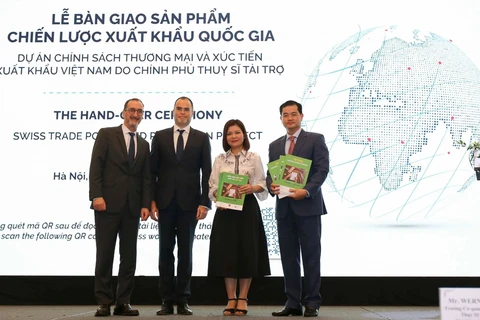 Đại diện Cơ quan Hợp tác phát triển Thụy Sỹ tại Việt Nam đã bàn giao cho Bộ Công Thương Báo cáo Chiến lược thúc đẩy xuất khẩu hàng hóa cho 10 ngành và lĩnh vực ưu tiên. (Ảnh: Đức Duy/Vietnam+)