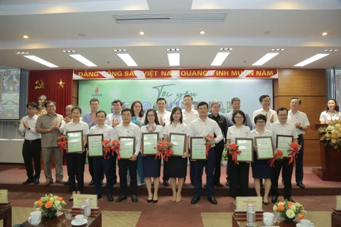 Các đại biểu chụp ảnh lưu niệm cùng đại diện các Ban/Văn phòng Tập đoàn đạt giải. (Ảnh: PV/Vietnam+)