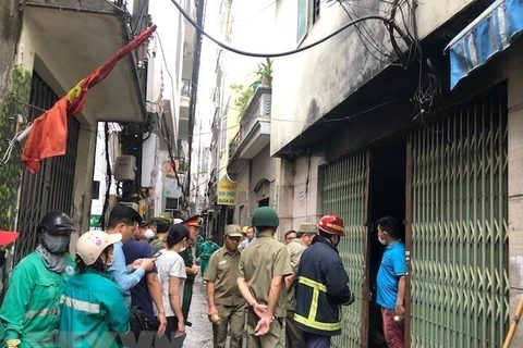 Cánh cửa tầng 1, nơi để xe của các hộ dân, là điểm phát cháy khu chung cư mini tại phố Khương Hạ, quận Thanh Xuân. (Ảnh: TTXVN)
