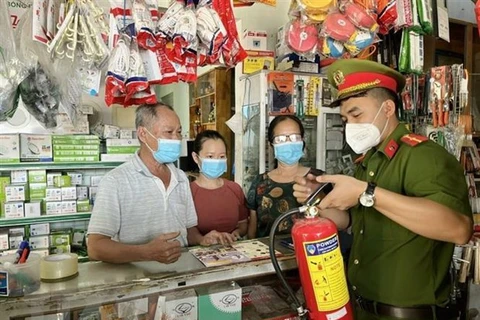 Lực lượng Cảnh sát phòng cháy, chữa cháy và cứu nạn, cứu hộ, Công an tỉnh Ninh Thuận kiểm tra các điều kiện đảm bảo an toàn phòng cháy, chữa cháy tại cơ sở kinh doanh. (Ảnh: TTXVN)