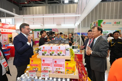 Lãnh đạo Bộ Công Thương cùng các doanh nghiệp tại triển lãm kết nối doanh nghiệp Việt Nam với các đối tác châu Âu. (Ảnh: Đức Duy/Vietnam+)