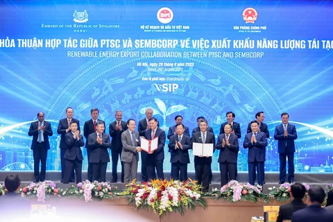 Hai Thủ tướng Chính phủ Việt Nam và Singapore chứng kiến trao nhận giấy phép khảo sát cho dự án điện gió ngoài khơi tại Việt Nam. (Ảnh: PV/Vietnam+)