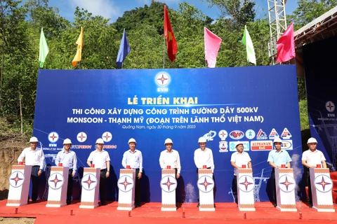 Các đại biểu thực hiện nghi thức khởi công xây dựng công trình đường dây 500kV Monsoon-Thạnh Mỹ (Đoạn trên lãnh thổ Việt Nam). (Ảnh: Đức Duy/Vietnam+)