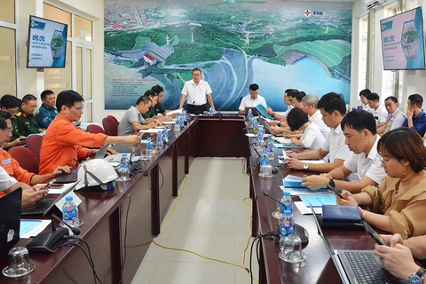 Lãnh đạo EVN chủ trì cuộc họp giao ban quý 3/2023 về tiến độ thi công xây dựng Nhà máy Thủy điện Hòa Bình mở rộng. (Ảnh: Đức Duy/ietnam+)
