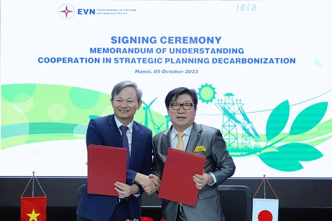 Tổng giám đốc EVN Trần Đình Nhân và Giám đốc điều hành cấp cao JERA Toshiro Kudama ký kết Biên bản ghi nhớ. (Ảnh: PV/Vietnam+)