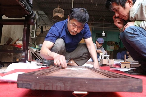 Nghệ nhân làm khảm trai làng Chuôn Ngọ, huyện Chương Mỹ, thành phố Hà Nội. (Ảnh: PV/Vietnam+)