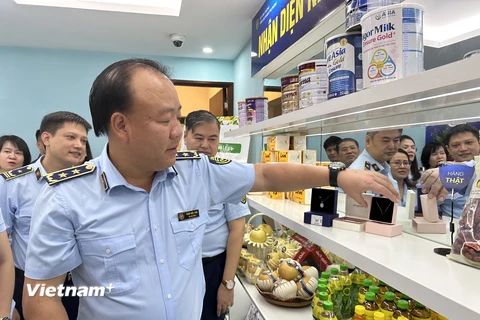 Ông Trần Hữu Linh, Tổng cục trưởng Tổng cục Quản lý Thị trường hướng dẫn cách nhận biết nhãn hiệu được bảo hộ tại Việt Nam. (Ảnh: Xuân Quảng/Vietnam+)