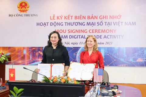 Thứ trưởng Bộ Công Thương Phan Thị Thắng và bà Aler Grubbs, Giám đốc quốc gia USAID Việt Nam ký biên bản ghi nhớ (MOU) về Thương mại Số. (Ảnh: Đức Duy/Vietnam+)