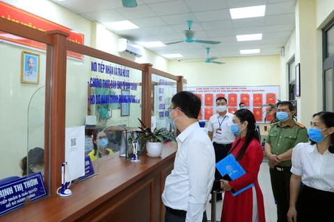 Chủ tịch Ủy ban Nhân dân quận Hai Bà Trưng Nguyễn Quang Trung kiểm tra tại bộ phận một cửa phường Bạch Mai. (Ảnh: Xuân Quảng/Vietnam+)