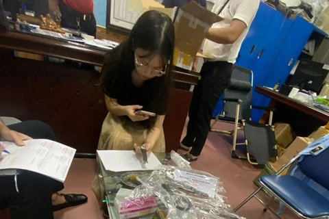 Lực lượng chức năng đang kiểm tra một cơ sở kinh doanh đồng hồ trên địa bàn quận Hai Bà Trưng, Hà Nội. (Ảnh: PV/Vietnam+)