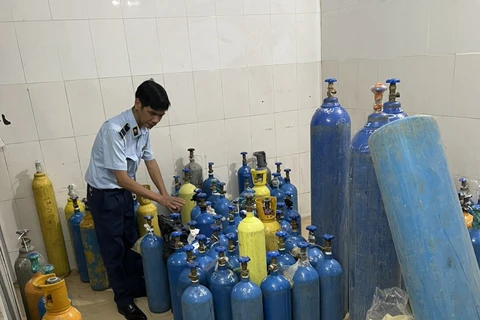 Lực lượng Quản lý Thị trường Hà Nội phát hiện một cơ sở san chiết khí N2O trái phép. (Ảnh: Đức Duy/Vietnam+)